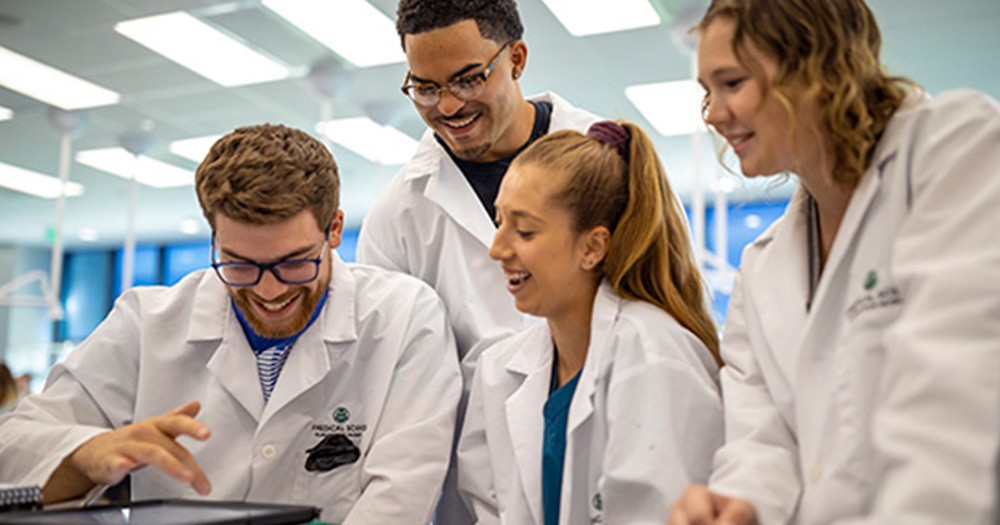 biomedical sciences students work in a lab together